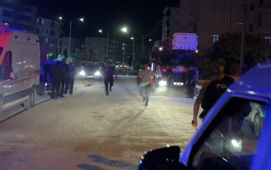 Ambulanstan Fırlayıp Gazeteciye Böyle Saldırdı
