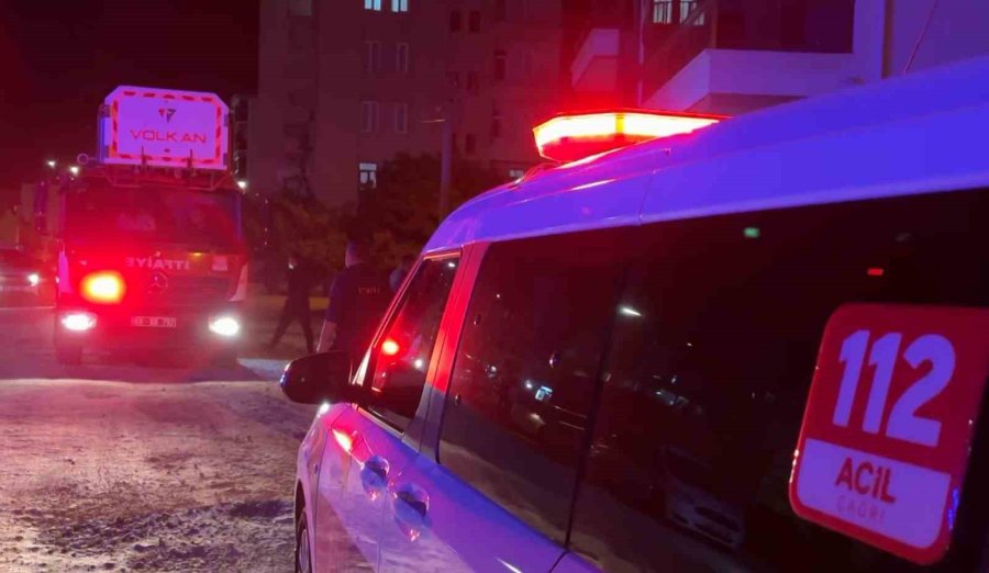 Ambulanstan Fırlayıp Gazeteciye Böyle Saldırdı