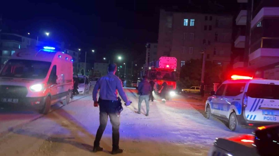 Ambulanstan Fırlayıp Gazeteciye Böyle Saldırdı