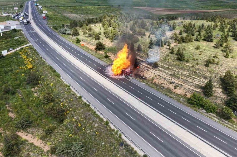 Aksaray’da Doğalgaz Tüpü Yüklü Tır Alev Alev Yandı