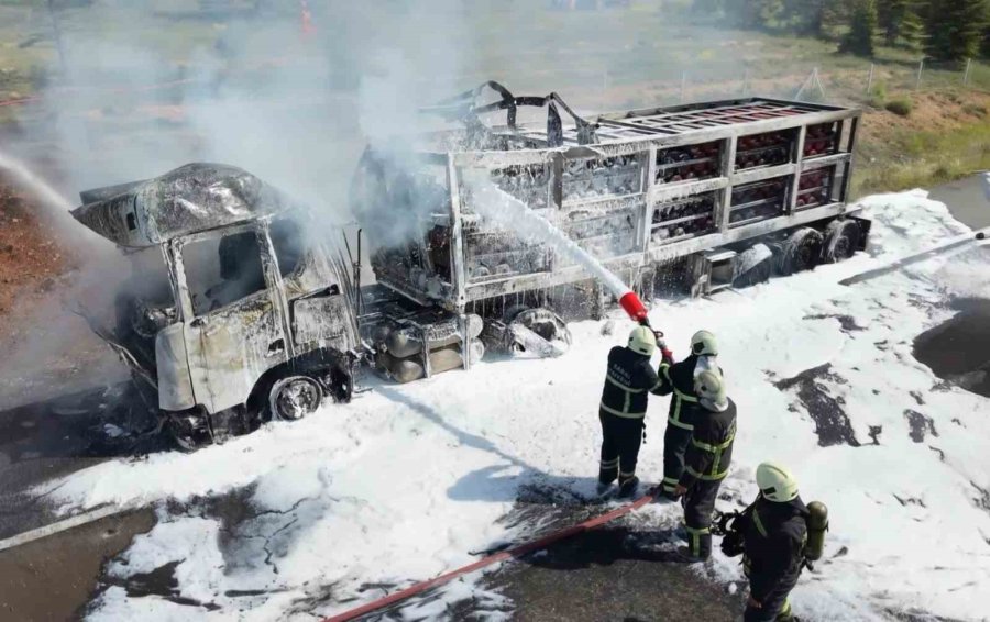 Aksaray’da Doğalgaz Tüpü Yüklü Tır Alev Alev Yandı