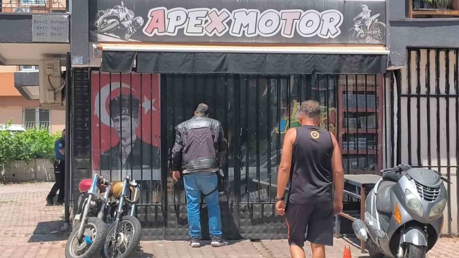 "ben Söz Verdim Mi Tutarım" Deyip Üzerine Benzin Dökerek İş Yerine Kendini Kilitledi