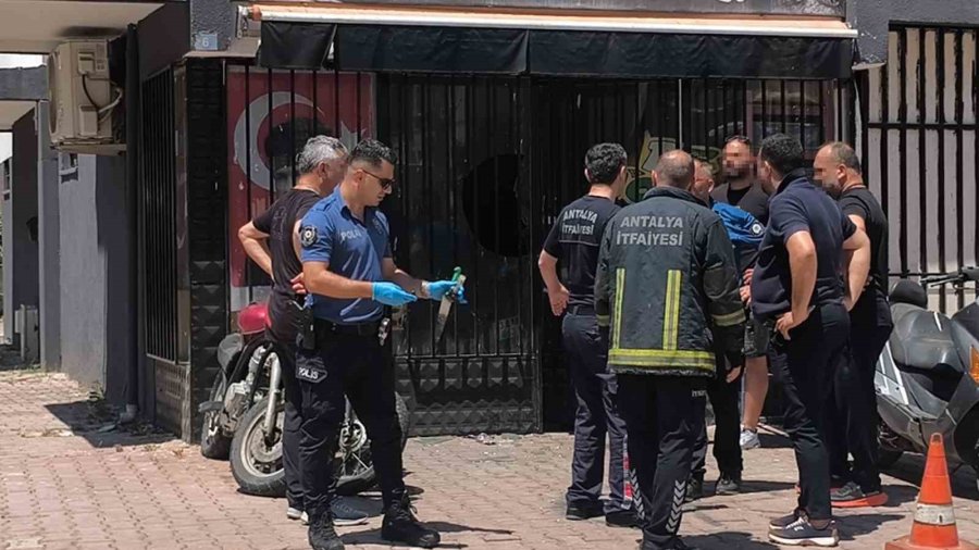"ben Söz Verdim Mi Tutarım" Deyip Üzerine Benzin Dökerek İş Yerine Kendini Kilitledi
