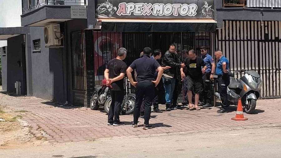 "ben Söz Verdim Mi Tutarım" Deyip Üzerine Benzin Dökerek İş Yerine Kendini Kilitledi