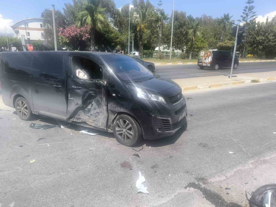 Alanya’da Minibüs İle Motosiklet Çarpıştı: 1’i Ağır 2 Yaralı