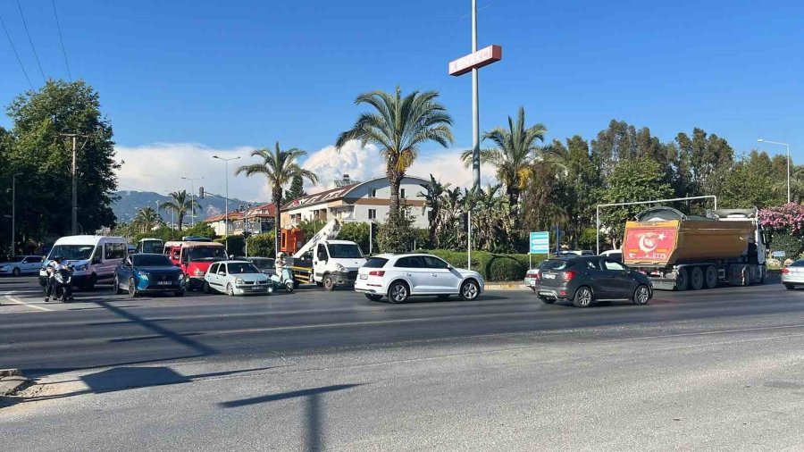 Alanya’da Minibüs İle Motosiklet Çarpıştı: 1’i Ağır 2 Yaralı