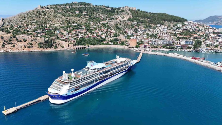 Alanya’ya Lüks Kruvaziyer İle Bin 767 Turist Geldi