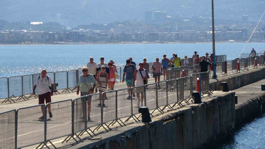 Alanya’ya Lüks Kruvaziyer İle Bin 767 Turist Geldi