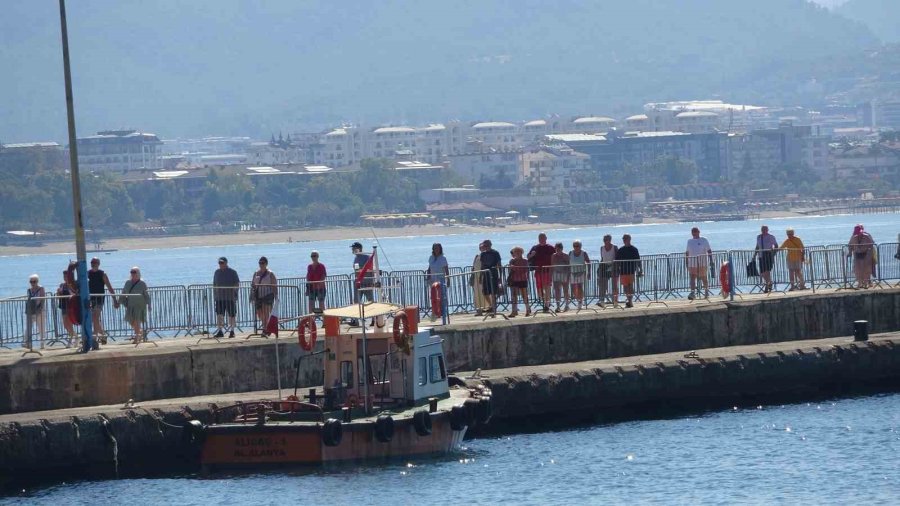 Alanya’ya Lüks Kruvaziyer İle Bin 767 Turist Geldi
