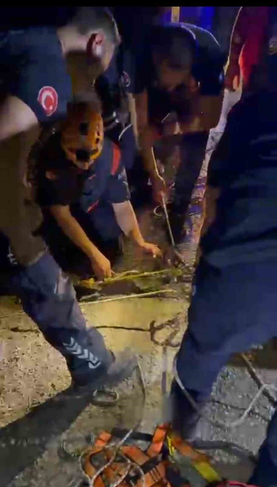 Antalya’da 30 Metrelik Uçurumdan Düşen Araçtaki Kişi Kurtarıldı