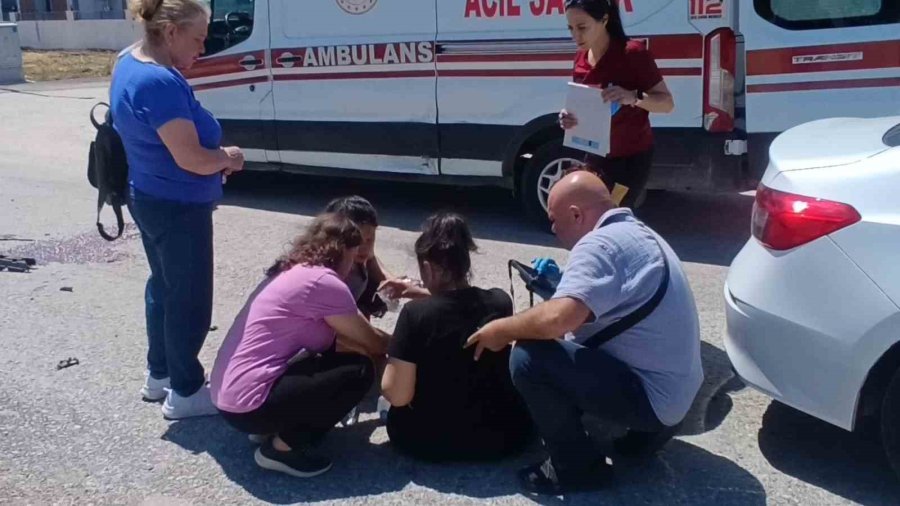 Kontrolsüz Kavşakta Çarpışan Otomobillerin Sürücüleri Yaralandı