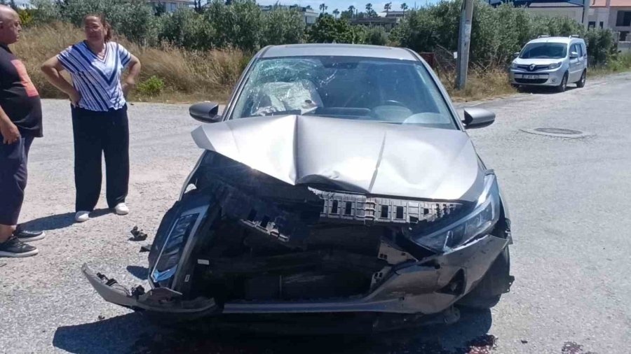 Kontrolsüz Kavşakta Çarpışan Otomobillerin Sürücüleri Yaralandı
