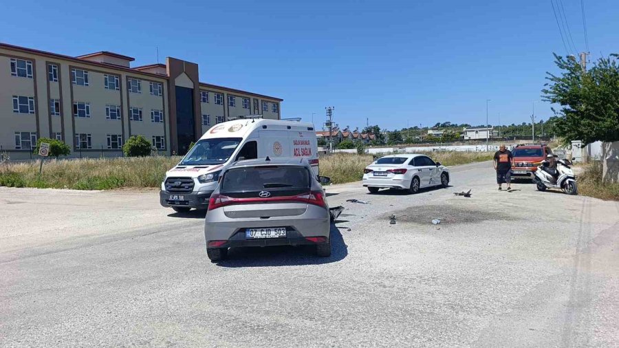 Kontrolsüz Kavşakta Çarpışan Otomobillerin Sürücüleri Yaralandı