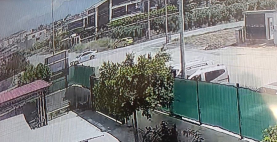 Kontrolsüz Kavşakta Çarpışan Otomobillerin Sürücüleri Yaralandı