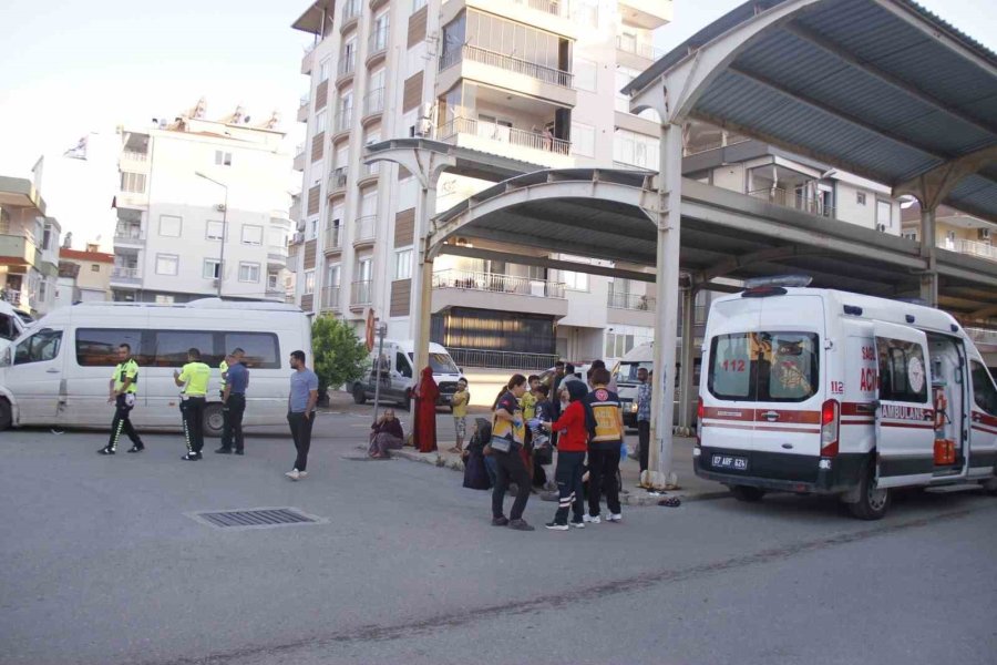 Tarım İşçilerini Taşıyan İki Minibüs Çarpıştı: 5 Yaralı