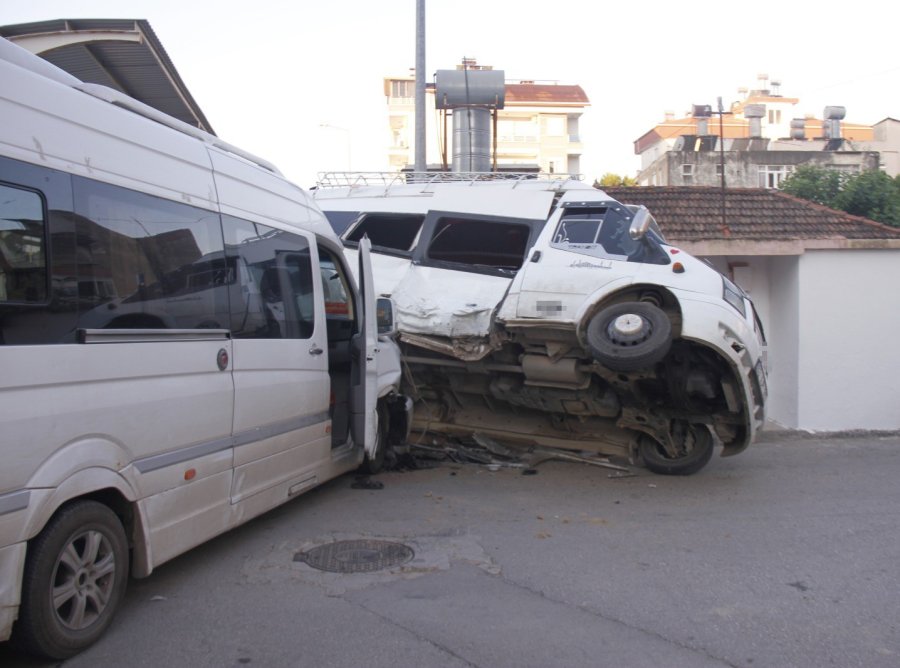 Tarım İşçilerini Taşıyan İki Minibüs Çarpıştı: 5 Yaralı