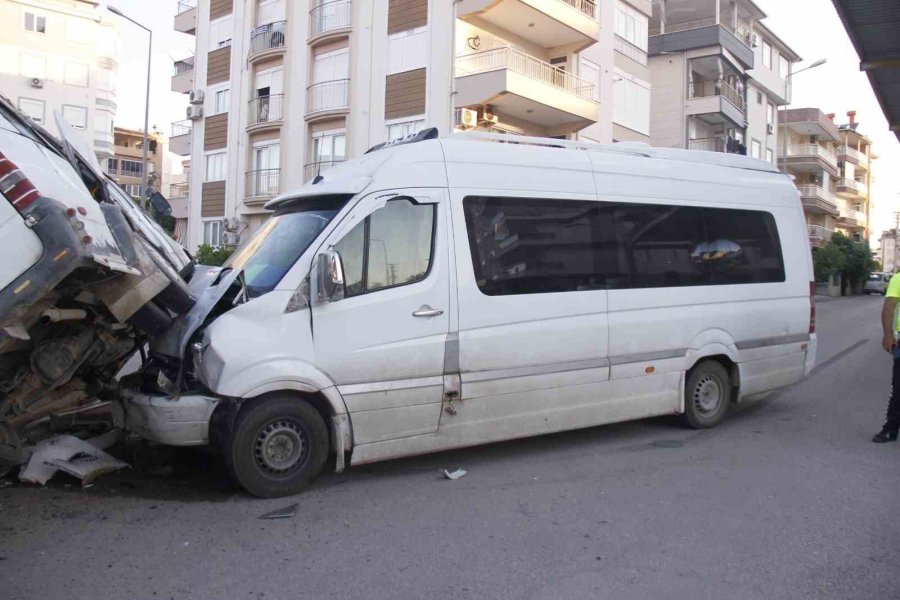 Tarım İşçilerini Taşıyan İki Minibüs Çarpıştı: 5 Yaralı