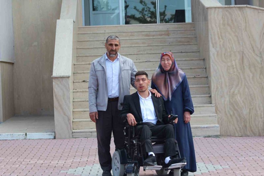 Engel Tanımayan Azmiyle Okulundan Mezun Oldu