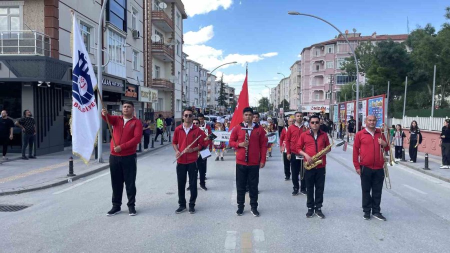 Karaman’da ’hayat Boyu Öğrenme Haftası’ Yürüyüşle Başladı