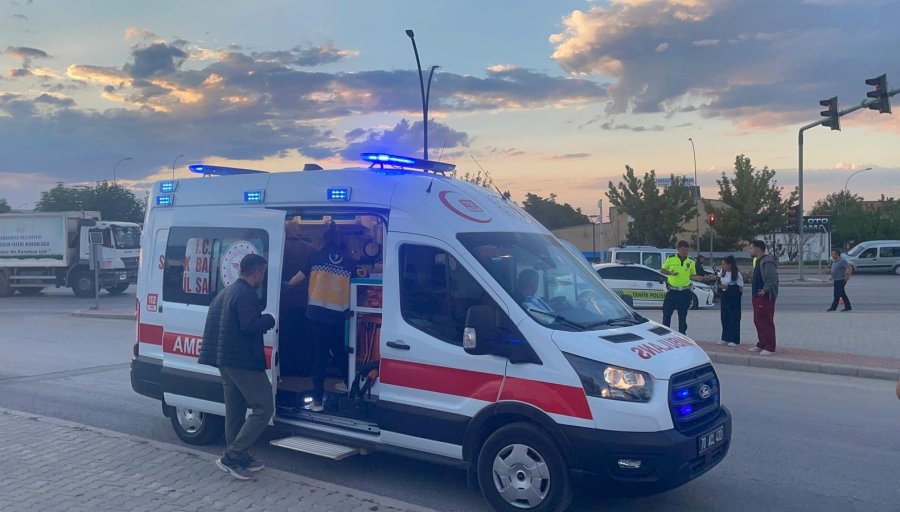 Karaman’da 2 Kişinin Yaralandığı Kaza Güvenlik Kamerasına Yansıdı