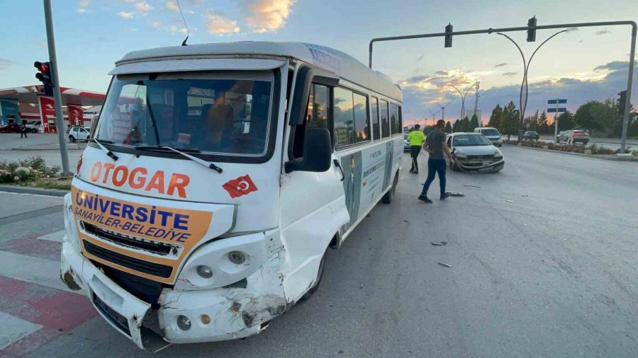 Karaman’da 2 Kişinin Yaralandığı Kaza Güvenlik Kamerasına Yansıdı