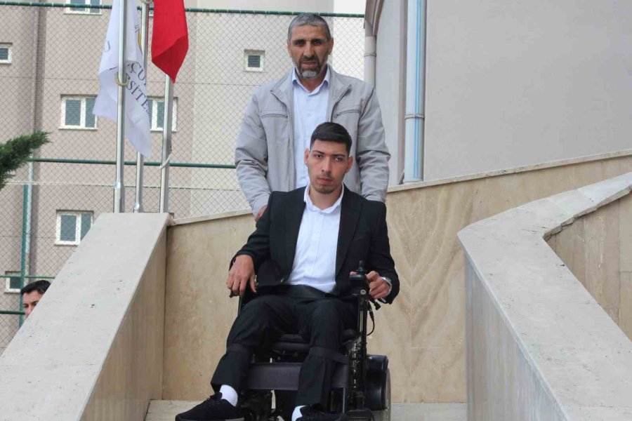 Engel Tanımayan Azmiyle Okulundan Mezun Oldu
