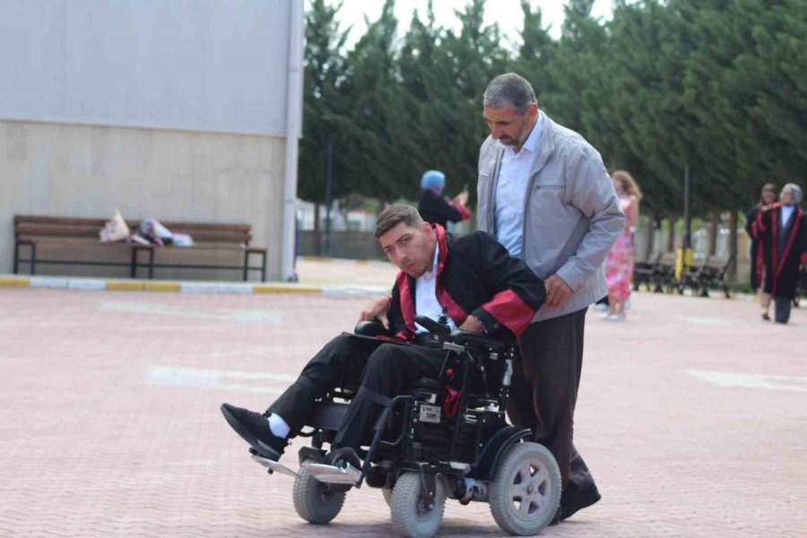 Engel Tanımayan Azmiyle Okulundan Mezun Oldu