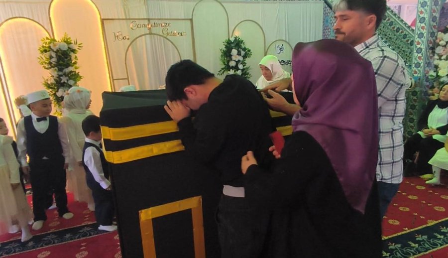 Kabe Hasretiyle Gözyaşlarına Boğulan Gencin Duası Yürekleri Dağladı
