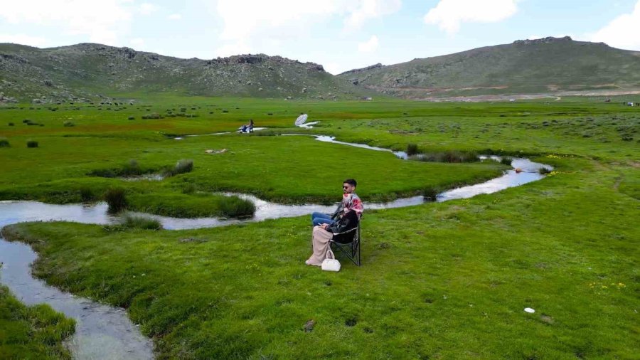 Niğde’de Yağışlarla Canlanan Ketençimen Yaylası Doğaseverlerin Gözdesi Oldu