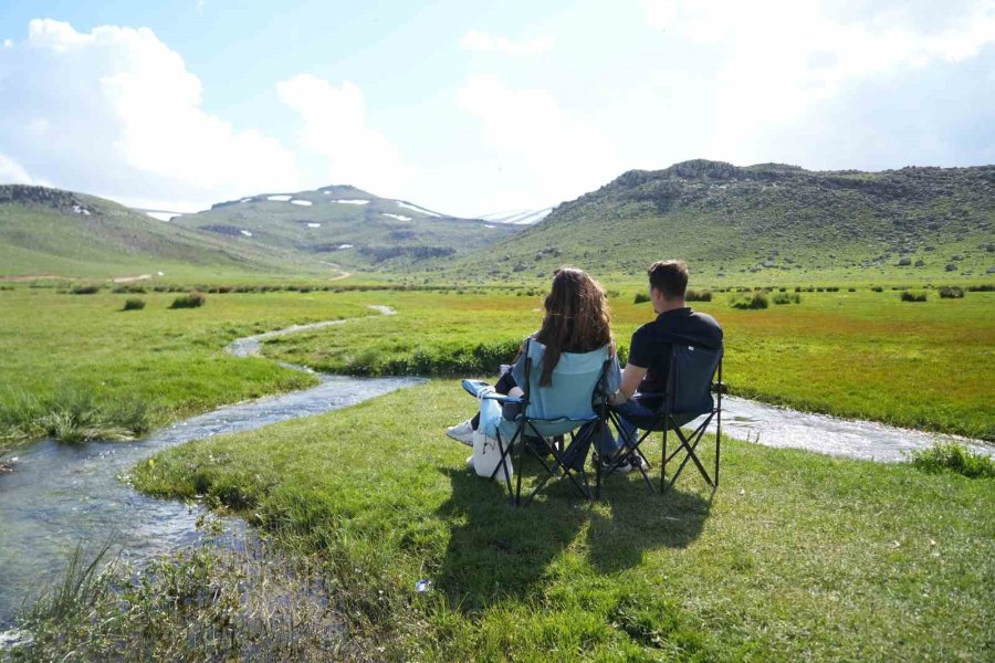 Niğde’de Yağışlarla Canlanan Ketençimen Yaylası Doğaseverlerin Gözdesi Oldu