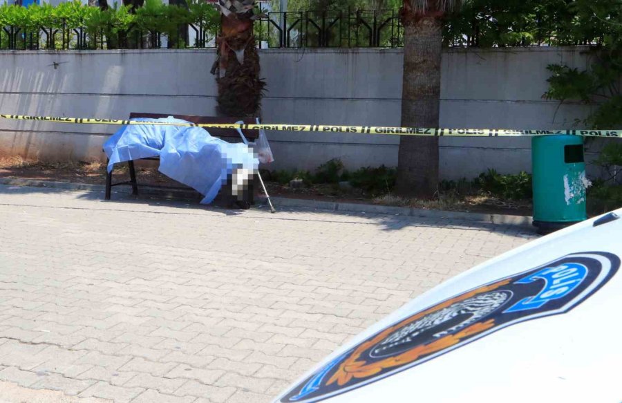 Otobüs Durağındaki Bankta Ölü Bulundu