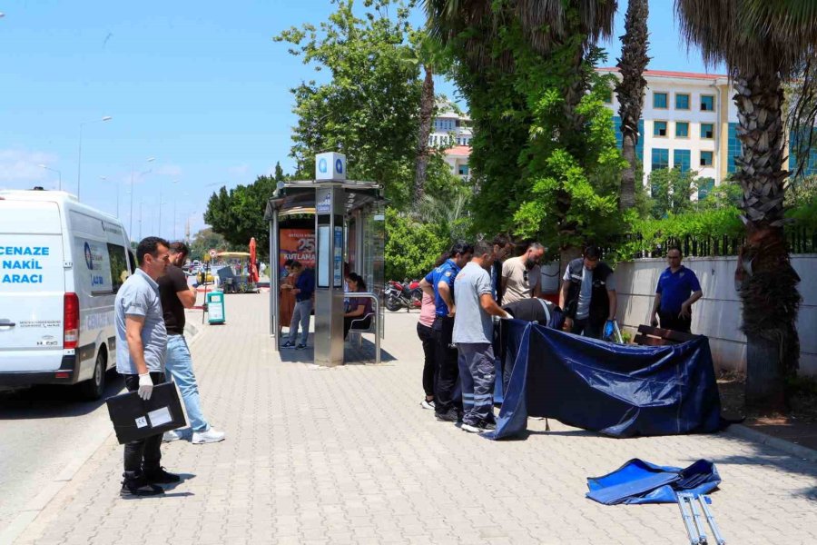 Otobüs Durağındaki Bankta Ölü Bulundu