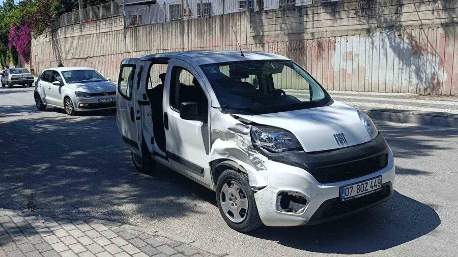 Otomobil, Park Halindeki Araca Çarptı: 1 Yaralı