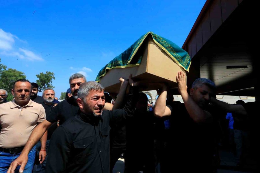 Bir Mezarda İki Acı: Baba Ve 9 Aylık Oğlu Aynı Mezarda Yan Yana Toprağa Verildi