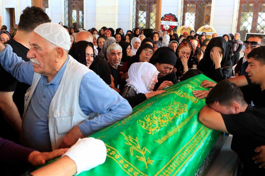 Bir Mezarda İki Acı: Baba Ve 9 Aylık Oğlu Aynı Mezarda Yan Yana Toprağa Verildi