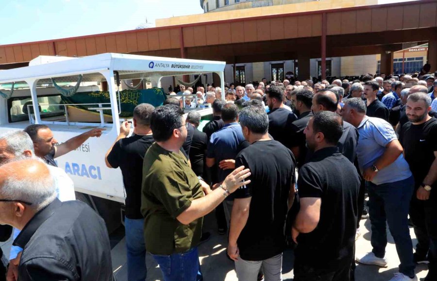 Bir Mezarda İki Acı: Baba Ve 9 Aylık Oğlu Aynı Mezarda Yan Yana Toprağa Verildi