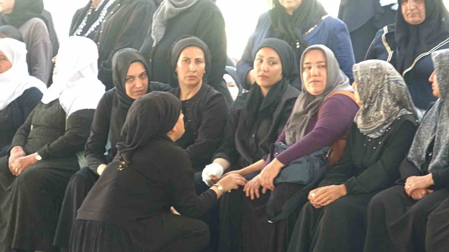 Bir Mezarda İki Acı: Baba Ve 9 Aylık Oğlu Aynı Mezarda Yan Yana Toprağa Verildi