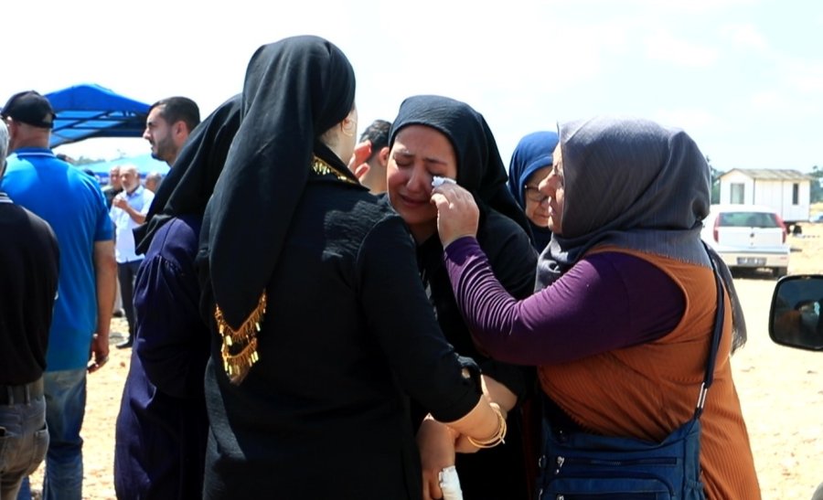 Bir Mezarda İki Acı: Baba Ve 9 Aylık Oğlu Aynı Mezarda Yan Yana Toprağa Verildi