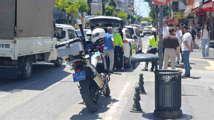 Hafif Ticari Araçlar Çarpıştı, Kaza Anı Kameraya Yansıdı