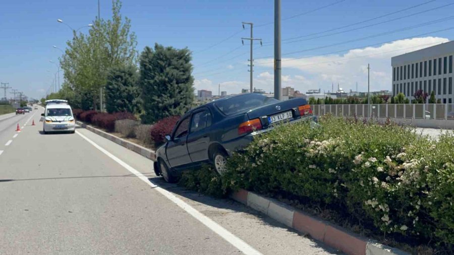 Karaman’da Cipe Arkadan Çarpan Otomobil Refüje Çıktı: 3 Yaralı