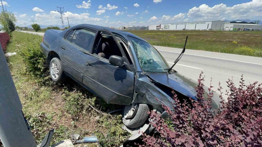 Karaman’da Cipe Arkadan Çarpan Otomobil Refüje Çıktı: 3 Yaralı