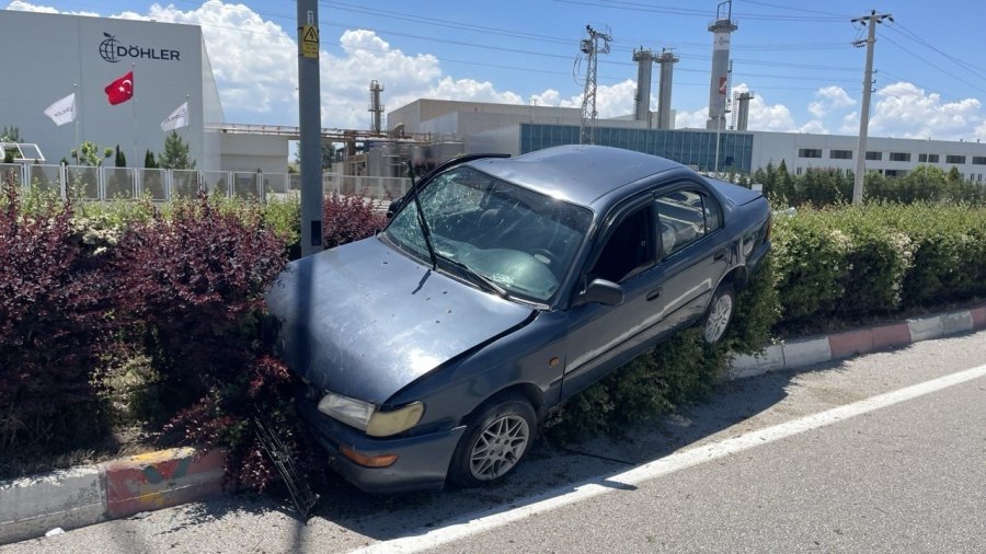 Karaman’da Cipe Arkadan Çarpan Otomobil Refüje Çıktı: 3 Yaralı