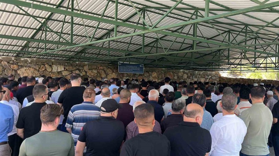 Otobüs Kazasında Hayatını Kaybeden Hafız Merve Erik Alanya’da Toprağa Verildi