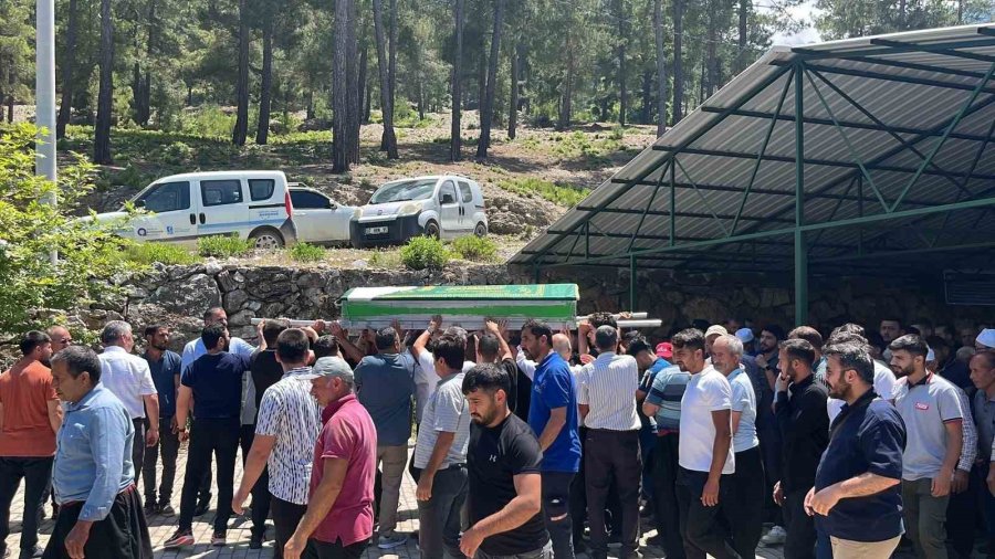 Otobüs Kazasında Hayatını Kaybeden Hafız Merve Erik Alanya’da Toprağa Verildi