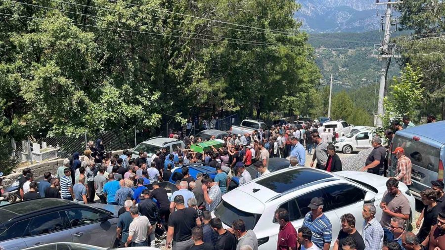 Otobüs Kazasında Hayatını Kaybeden Hafız Merve Erik Alanya’da Toprağa Verildi