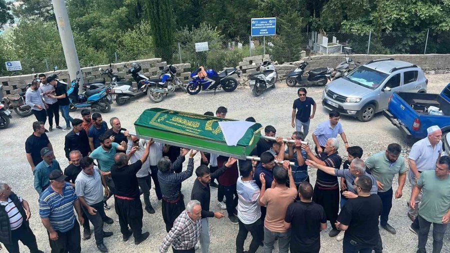 Otobüs Kazasında Hayatını Kaybeden Hafız Merve Erik Alanya’da Toprağa Verildi