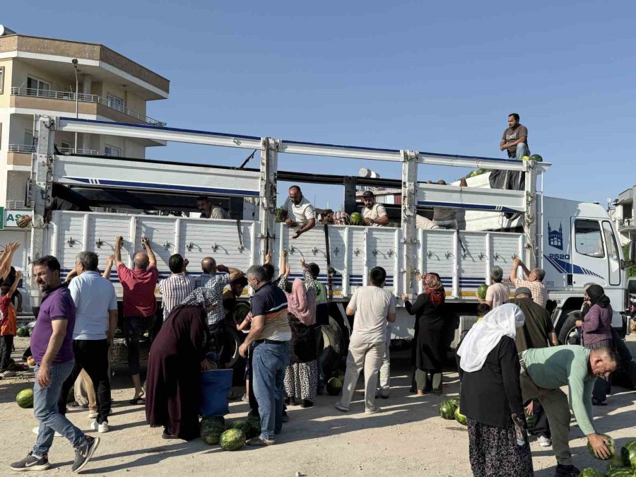 Hayırsever, 2 Kamyon Karpuz Dağıttı