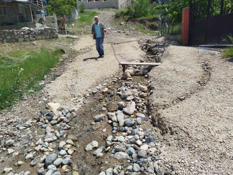 Engelli Oğlunu Sırtında Taşıyan Babanın Yol Sorunu Çözüldü