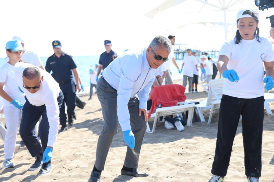 Aksulular Mavi Akdeniz İçin Tek Yürek Oldu, Turunç Plajı Temizlendi