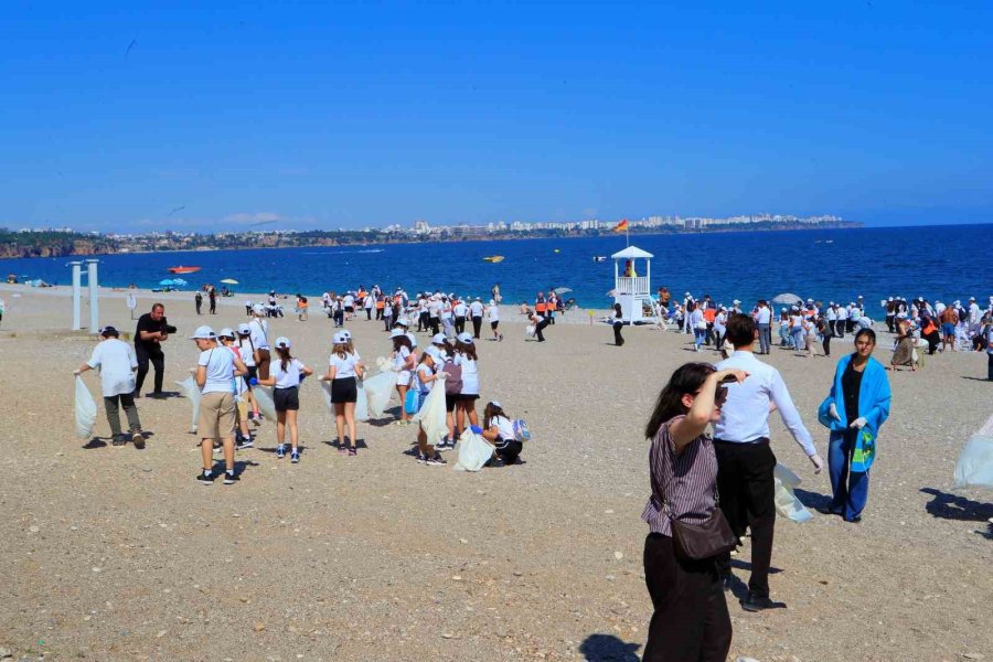 Dünyaca Ünlü Sahilde Binlerce İzmarit Topladılar